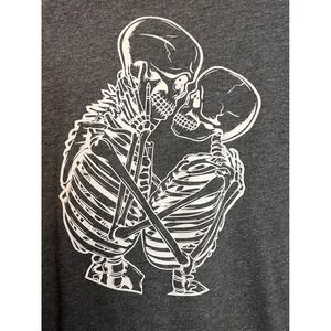 Unisex Skeleton Kiss Graphic T-shirt Charcoal Gray Heather Shirt Large Grande